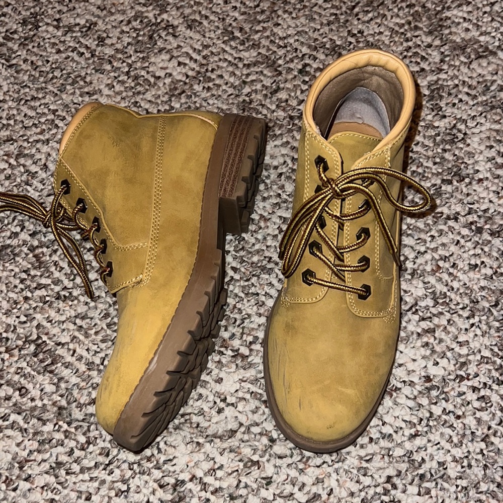 Cliffs Women’s Ankle Work-boots. Size 7.5 - Slightly used. Sparkly laces. Tan